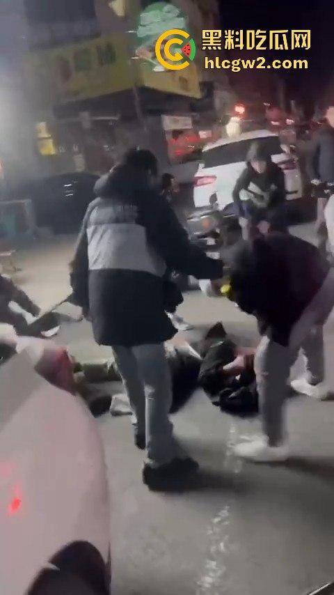 山东泰安新泰未成年小崽子打人狠到飞起,活脱脱一群小雇佣兵,打死人也不犯法?! 第4张 山东泰安新泰未成年小崽子打人狠到飞起,活脱脱一群小雇佣兵,打死人也不犯法?! 第4张