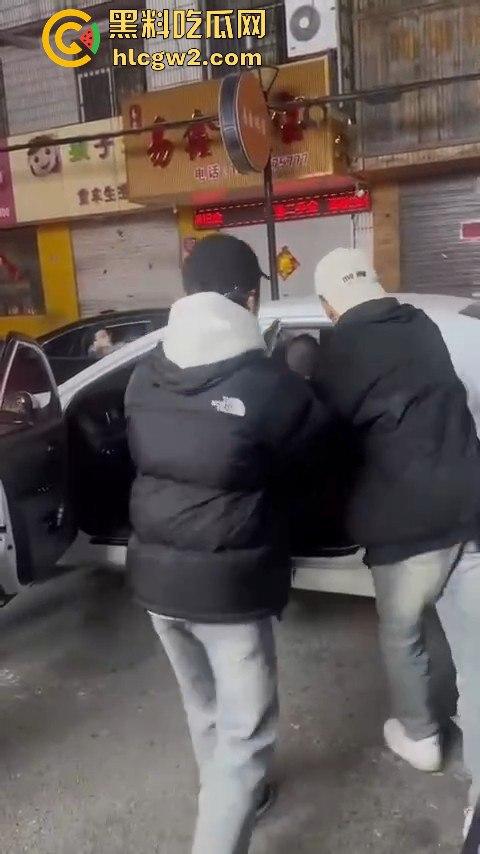 山东泰安新泰未成年小崽子打人狠到飞起,活脱脱一群小雇佣兵,打死人也不犯法?! 第5张 山东泰安新泰未成年小崽子打人狠到飞起,活脱脱一群小雇佣兵,打死人也不犯法?! 第5张