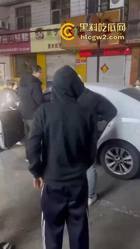 山东泰安新泰未成年小崽子打人狠到飞起,活脱脱一群小雇佣兵,打死人也不犯法?! 第6张 山东泰安新泰未成年小崽子打人狠到飞起,活脱脱一群小雇佣兵,打死人也不犯法?! 第6张