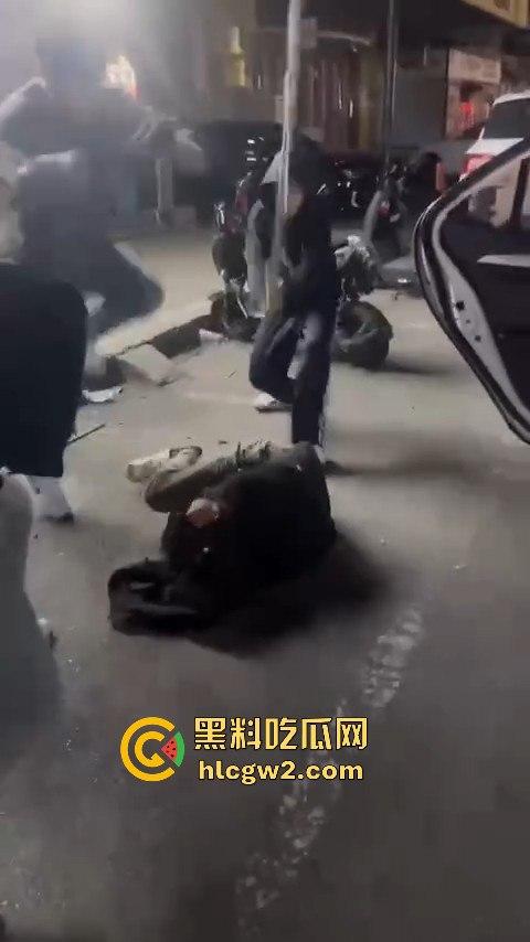 山东泰安新泰未成年小崽子打人狠到飞起,活脱脱一群小雇佣兵,打死人也不犯法?! 第10张 山东泰安新泰未成年小崽子打人狠到飞起,活脱脱一群小雇佣兵,打死人也不犯法?! 第10张