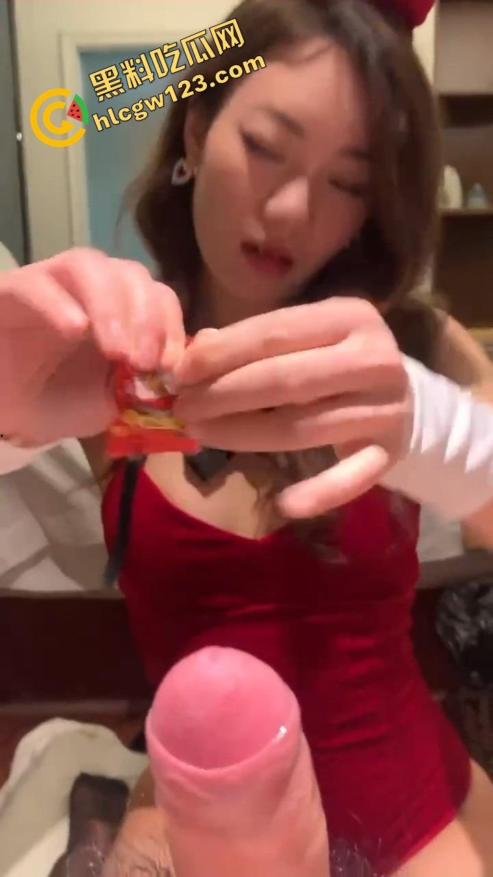 广东骚妹新招数流出，口交不加糖不带感，嘴含跳跳糖猛舔猛炸，龟头被炸成炮仗鸡炸得滋滋响！  第11张