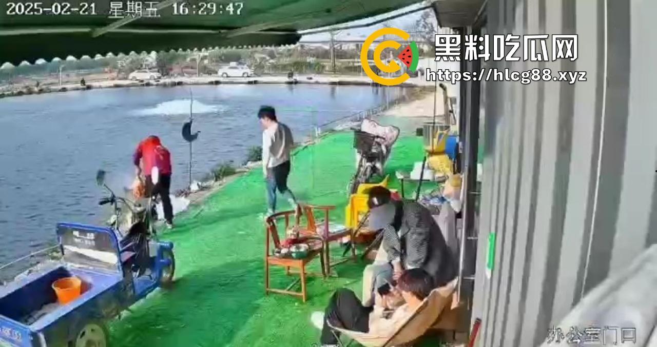 钓鱼妹子被鱼反钓拉下水，上岸哭成泪人，姐妹笑喷翘嘴没钓到把自己钓没了！  第1张