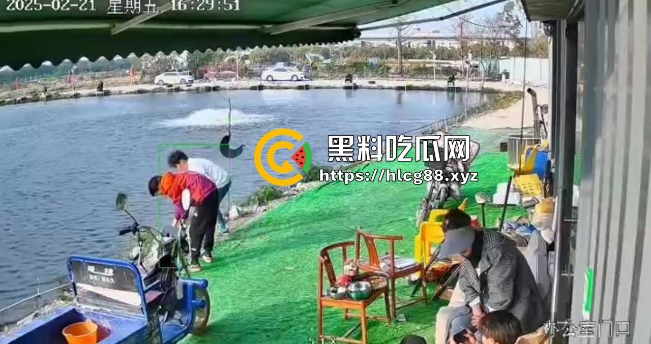 钓鱼妹子被鱼反钓拉下水，上岸哭成泪人，姐妹笑喷翘嘴没钓到把自己钓没了！  第2张