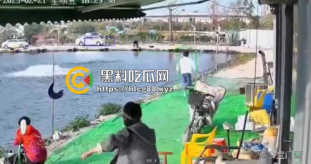 钓鱼妹子被鱼反钓拉下水，上岸哭成泪人，姐妹笑喷翘嘴没钓到把自己钓没了！  第3张