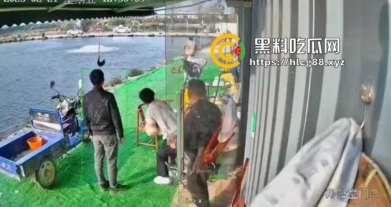 钓鱼妹子被鱼反钓拉下水，上岸哭成泪人，姐妹笑喷翘嘴没钓到把自己钓没了！  第4张