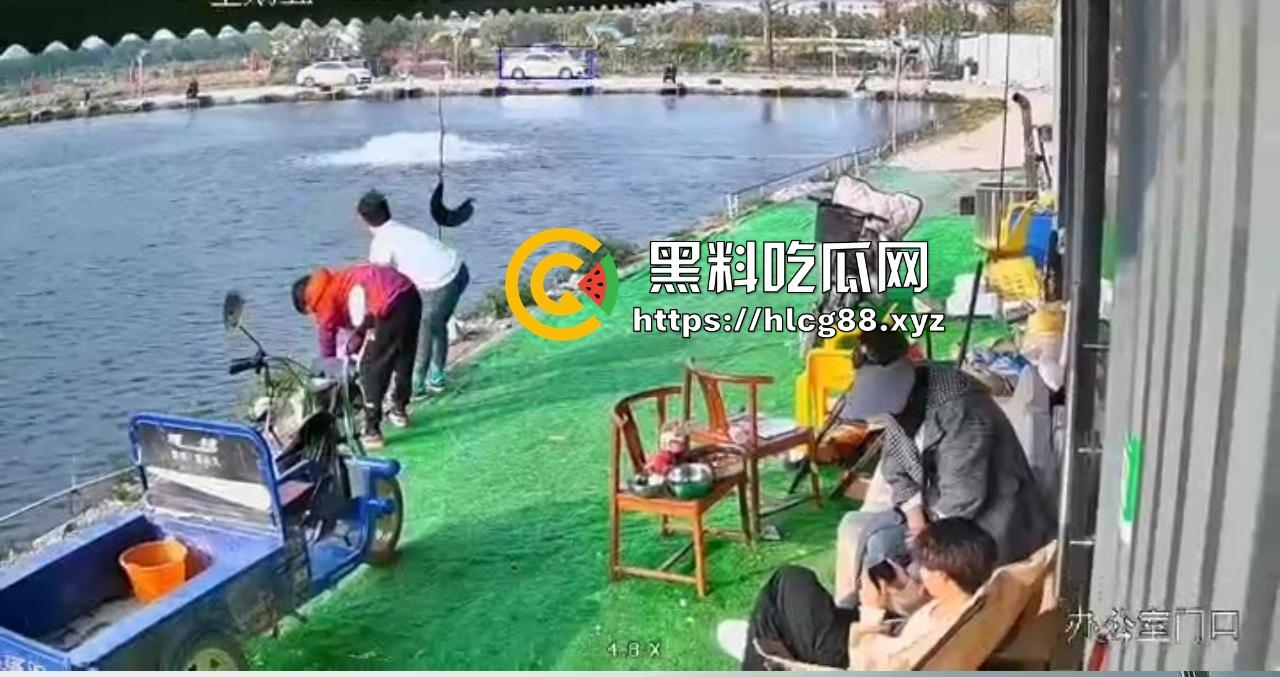 钓鱼妹子被鱼反钓拉下水，上岸哭成泪人，姐妹笑喷翘嘴没钓到把自己钓没了！  第5张