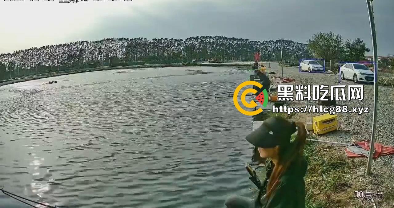 钓鱼妹子被鱼反钓拉下水，上岸哭成泪人，姐妹笑喷翘嘴没钓到把自己钓没了！  第6张