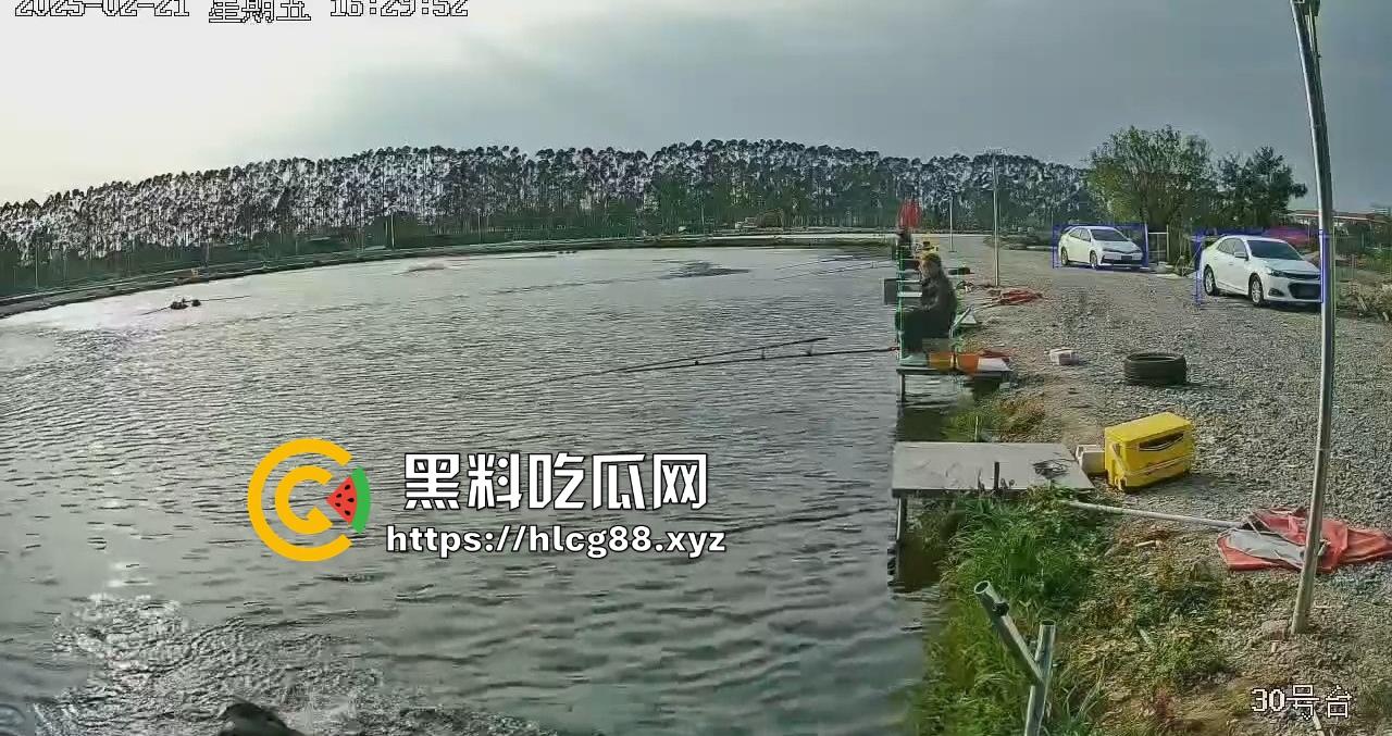 钓鱼妹子被鱼反钓拉下水，上岸哭成泪人，姐妹笑喷翘嘴没钓到把自己钓没了！  第7张