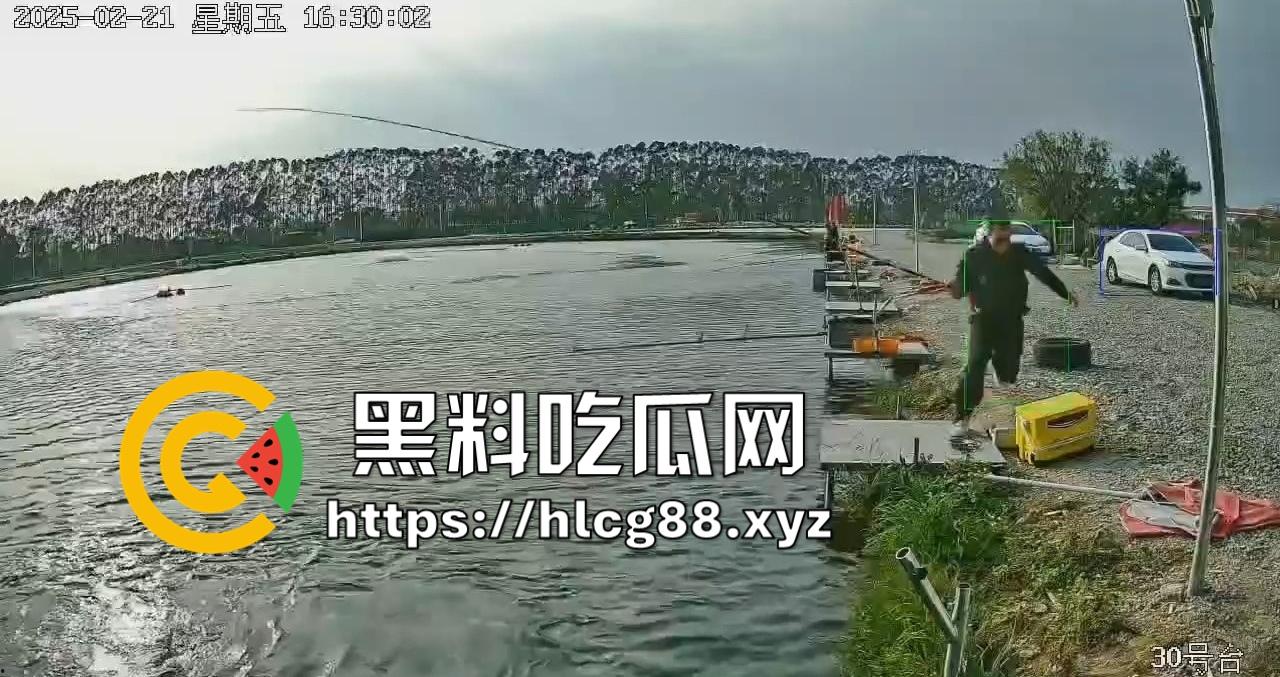 钓鱼妹子被鱼反钓拉下水，上岸哭成泪人，姐妹笑喷翘嘴没钓到把自己钓没了！  第8张