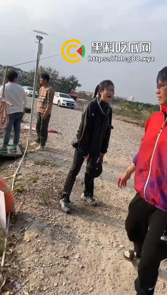 钓鱼妹子被鱼反钓拉下水，上岸哭成泪人，姐妹笑喷翘嘴没钓到把自己钓没了！  第9张