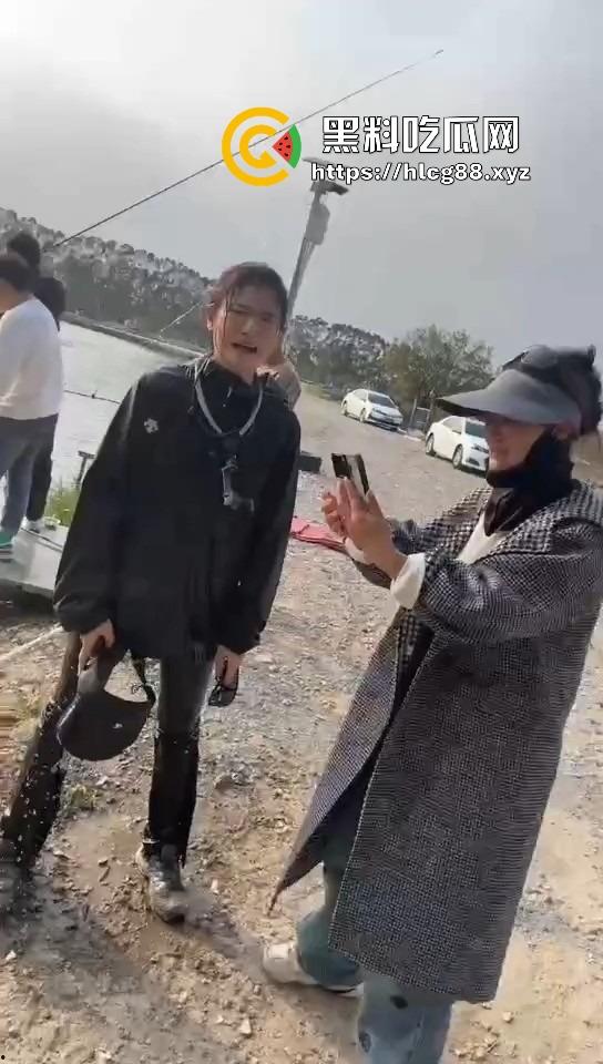 钓鱼妹子被鱼反钓拉下水，上岸哭成泪人，姐妹笑喷翘嘴没钓到把自己钓没了！  第10张