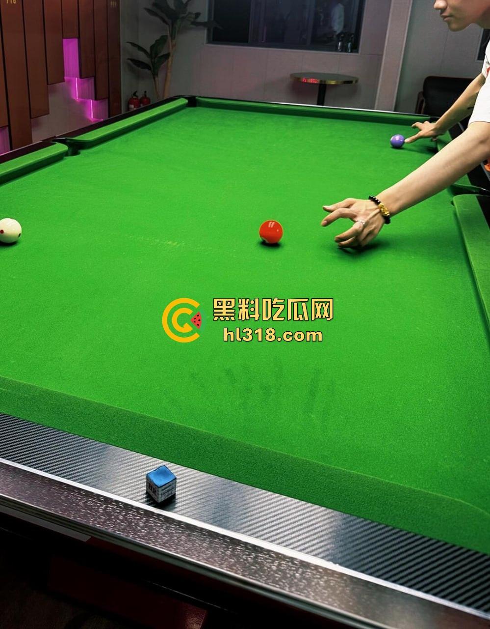 打台球陪练是个借口，陪睡才是真实目的，玩得不是台上那几颗球，而是美女教练的那两颗~还有如何进洞！  第1张