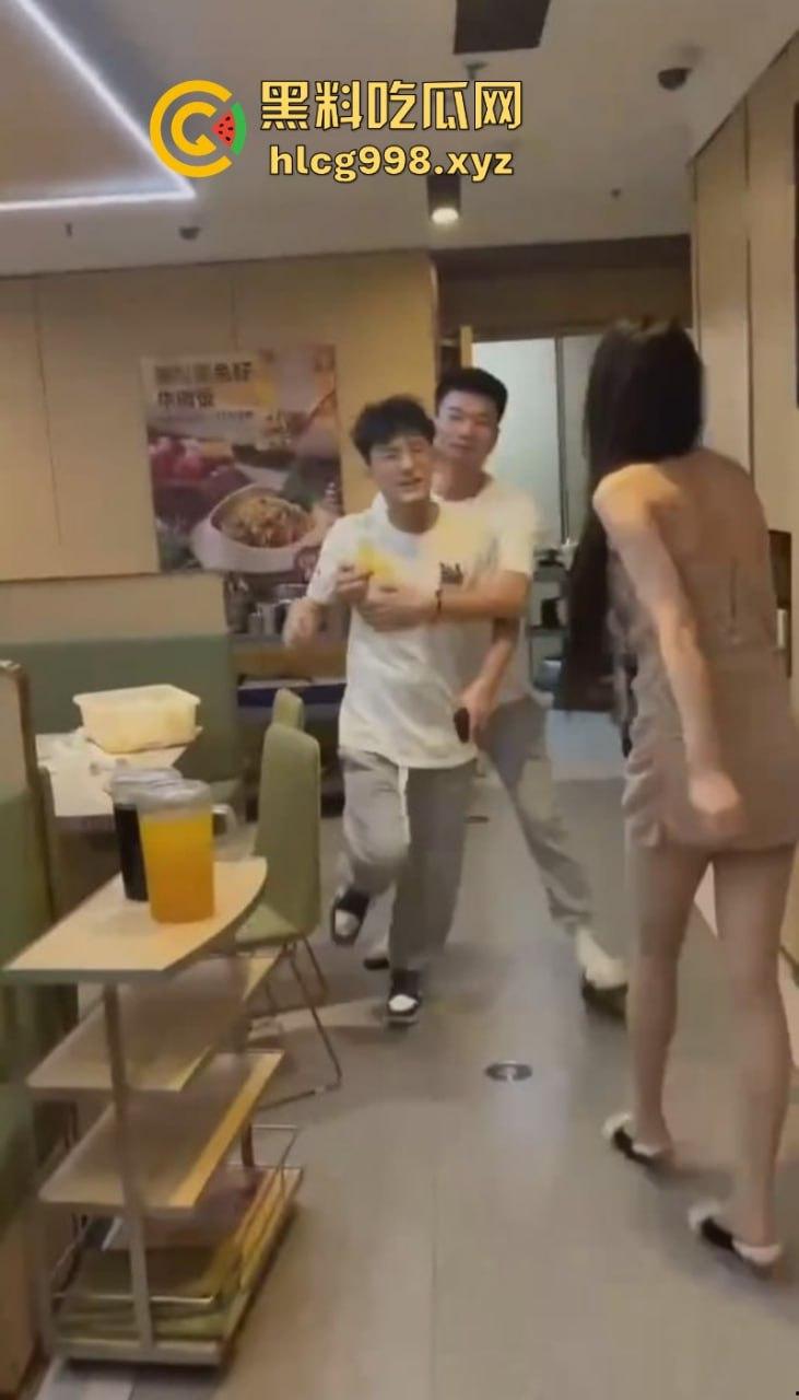 古有梁山孙二娘 今有老娘揍港独！长沙海底捞G杯巨乳伪娘暴打装逼港独男  第2张