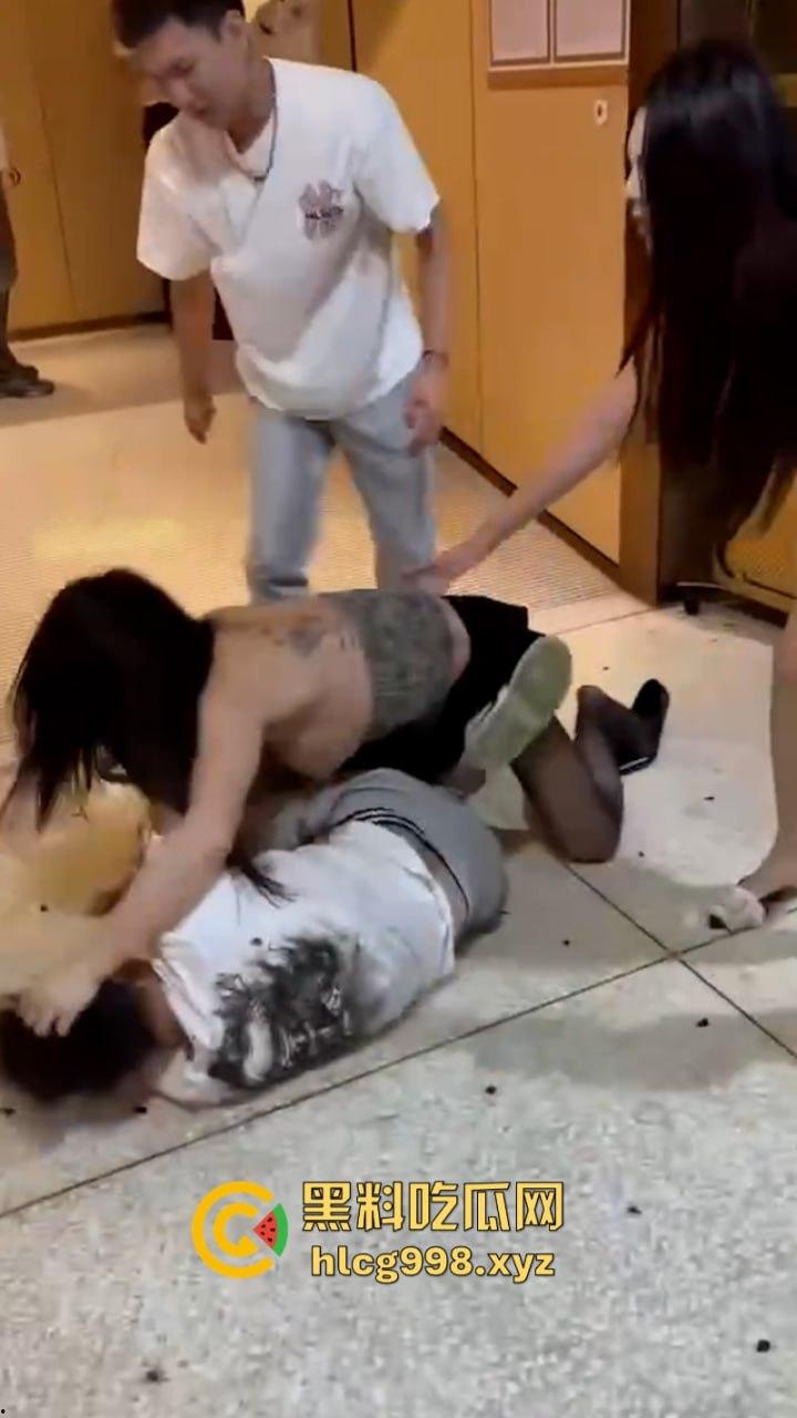 古有梁山孙二娘 今有老娘揍港独！长沙海底捞G杯巨乳伪娘暴打装逼港独男  第3张