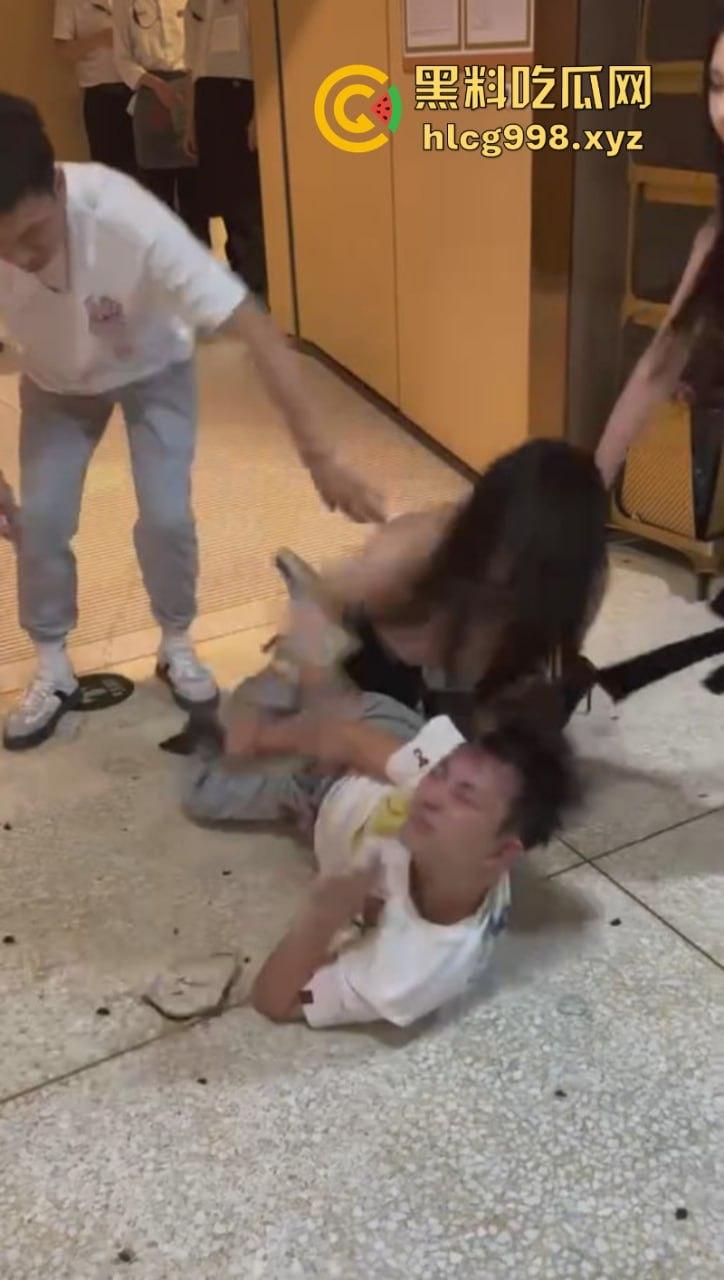 古有梁山孙二娘 今有老娘揍港独！长沙海底捞G杯巨乳伪娘暴打装逼港独男  第7张