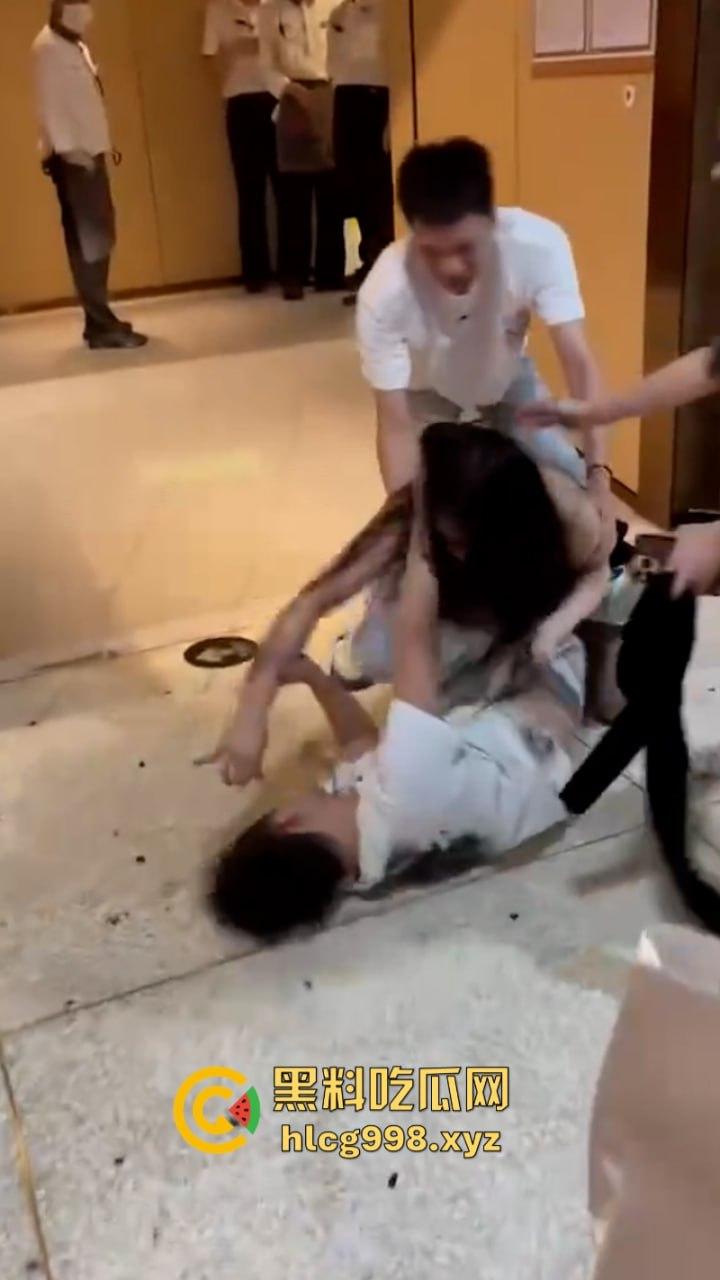 古有梁山孙二娘 今有老娘揍港独！长沙海底捞G杯巨乳伪娘暴打装逼港独男  第8张