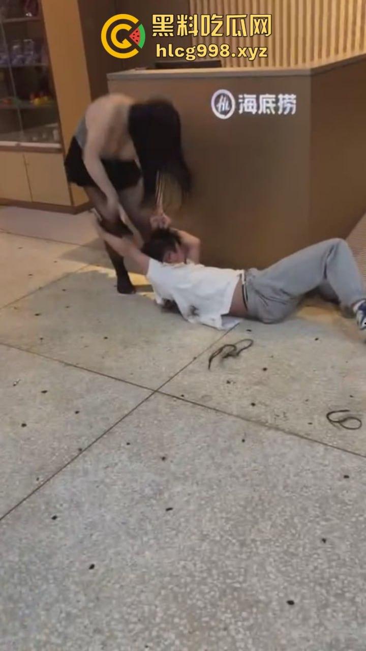 古有梁山孙二娘 今有老娘揍港独！长沙海底捞G杯巨乳伪娘暴打装逼港独男  第9张