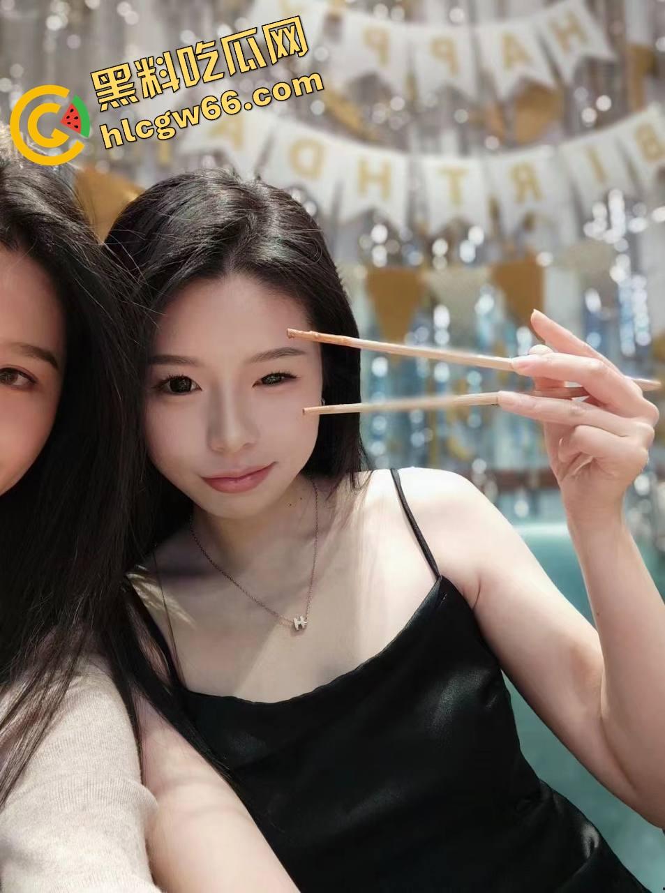 江苏巨乳白虎学生妹【李丹】肥臀肥穴当福利姬伺候金主，小骚逼水得像漏斗，什么姿势都能操！  第2张