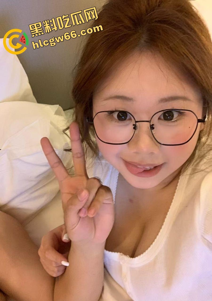 江苏巨乳白虎学生妹【李丹】肥臀肥穴当福利姬伺候金主，小骚逼水得像漏斗，什么姿势都能操！  第3张