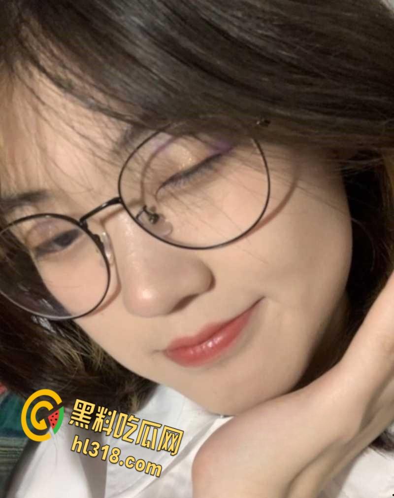 高颜值大四学姐不为人知的一面，在楼梯口玩露出口交，樱桃小嘴不断吞吐，还一边说喜欢吃爸爸的肉棒 ！  第1张