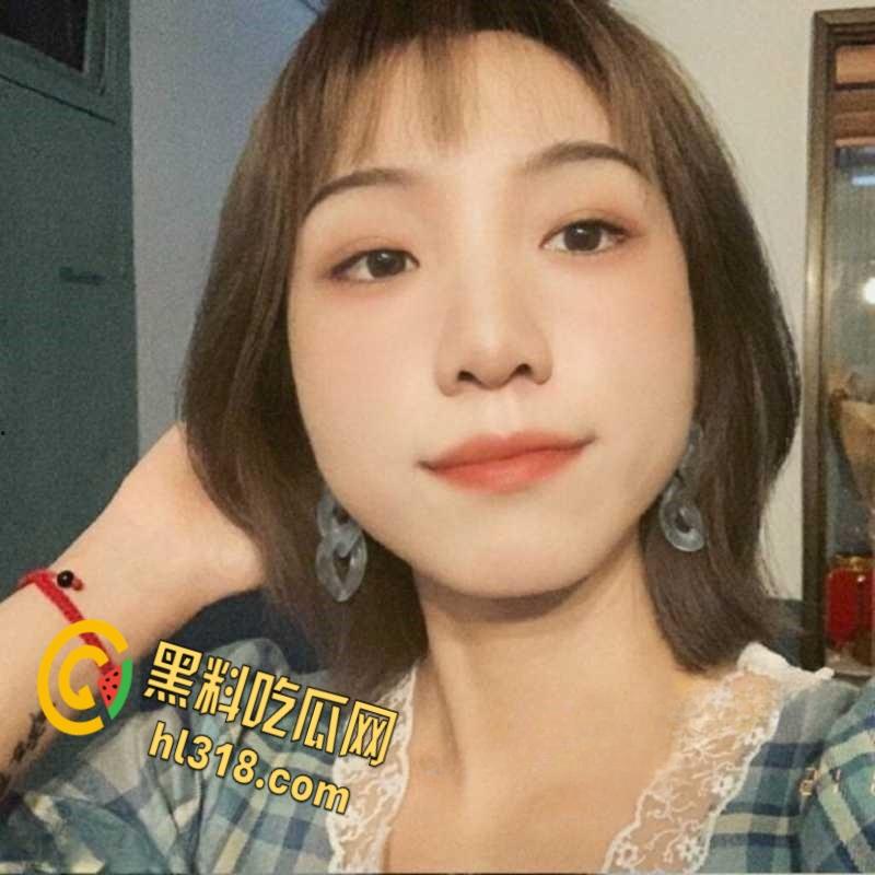 高颜值大四学姐不为人知的一面，在楼梯口玩露出口交，樱桃小嘴不断吞吐，还一边说喜欢吃爸爸的肉棒 ！  第2张