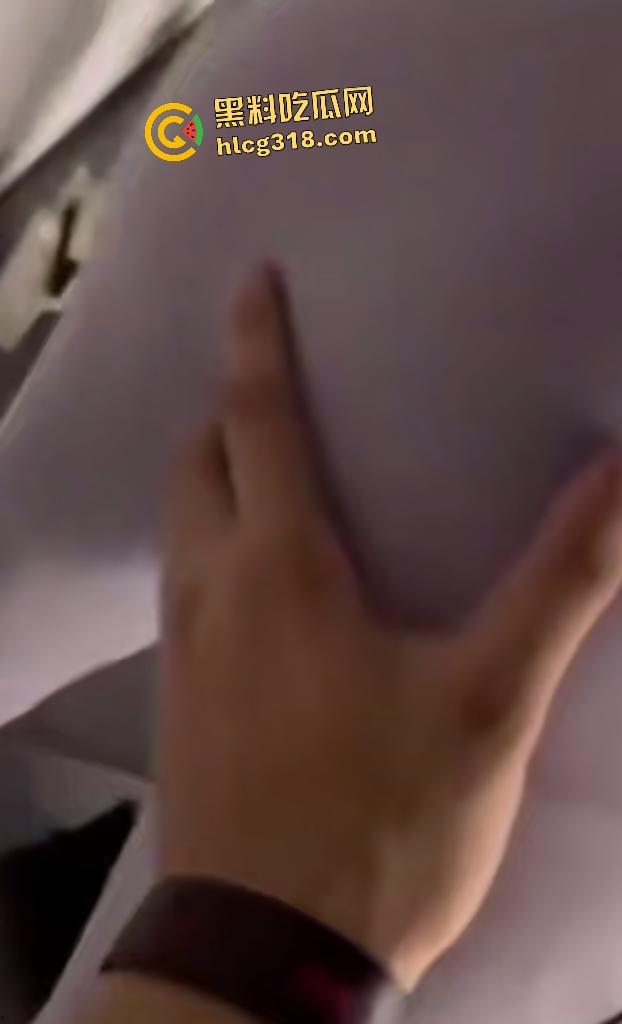 健身教练指导女会员深蹲竟上手摸臀扣逼！会员默不作声继续训练，看来晚上避免不了有一场大战发生！  第7张