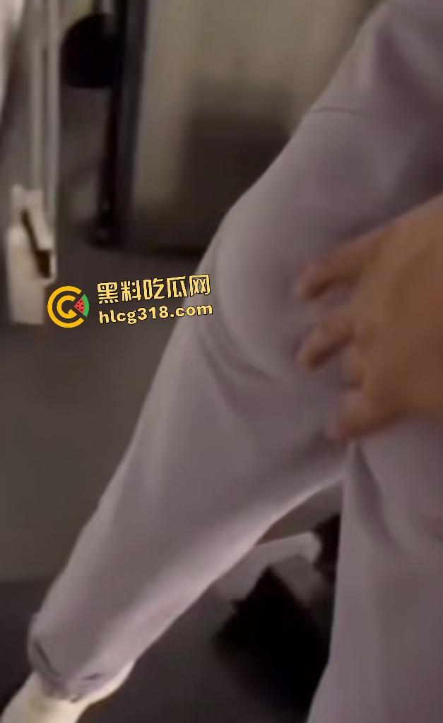 健身教练指导女会员深蹲竟上手摸臀扣逼！会员默不作声继续训练，看来晚上避免不了有一场大战发生！  第8张