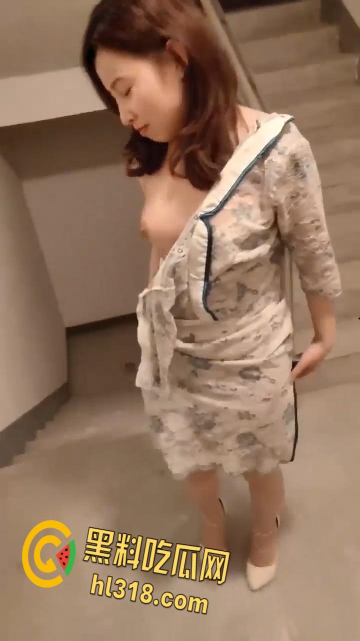 高颜值大四学姐不为人知的一面，在楼梯口玩露出口交，樱桃小嘴不断吞吐，还一边说喜欢吃爸爸的肉棒 ！  第5张