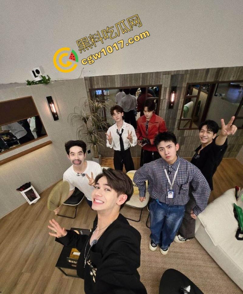 顶流男歌手【焦迈奇】密室调教视频震惊娱乐圈，腹肌男神被资本大佬如狗般玩弄，表情从抗拒到享受，炸裂网络！  第4张