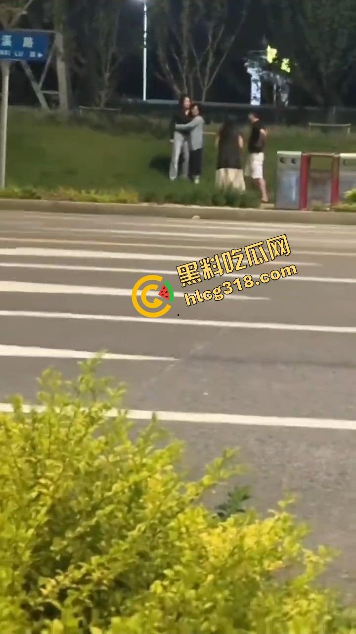 苏州石湖抓奸，小姑子偷情姐夫当街喊老公，亲姐怒吼开撕你喊得真顺嘴啊！  第3张