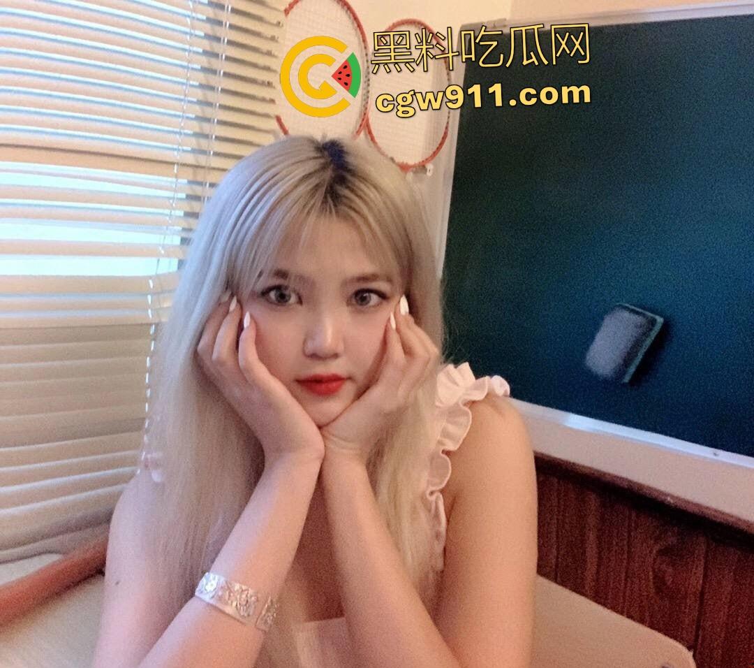 广西师范大学艺术生【陈力维】，口塞塞嘴挑逗男友视频，塞逼自慰，扬言一辈子当贱狗要舔鸡巴！  第2张