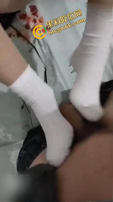 海角乱伦大瓜19岁嫩女【小亚】跟老爹暧昧搞乱床,嫩缝让爹操翻还跟男友共享骚洞,小白袜踩鸡巴! 第7张 海角乱伦大瓜19岁嫩女【小亚】跟老爹暧昧搞乱床,嫩缝让爹操翻还跟男友共享骚洞,小白袜踩鸡巴! 第7张