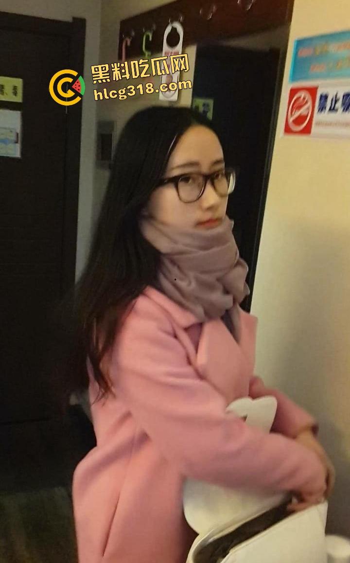 反差婊背男友偷情三星酒店大翻车！口交狂舔肉棒调教全录，对话骚爆绿帽男友崩溃！  第1张