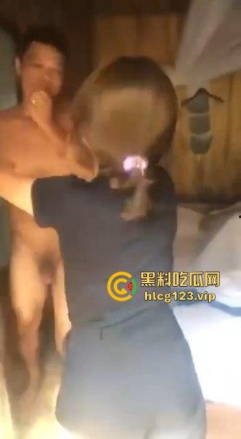 捉奸现场：男子带小三进村偷情，激情瞬间被抓个正着！  第4张