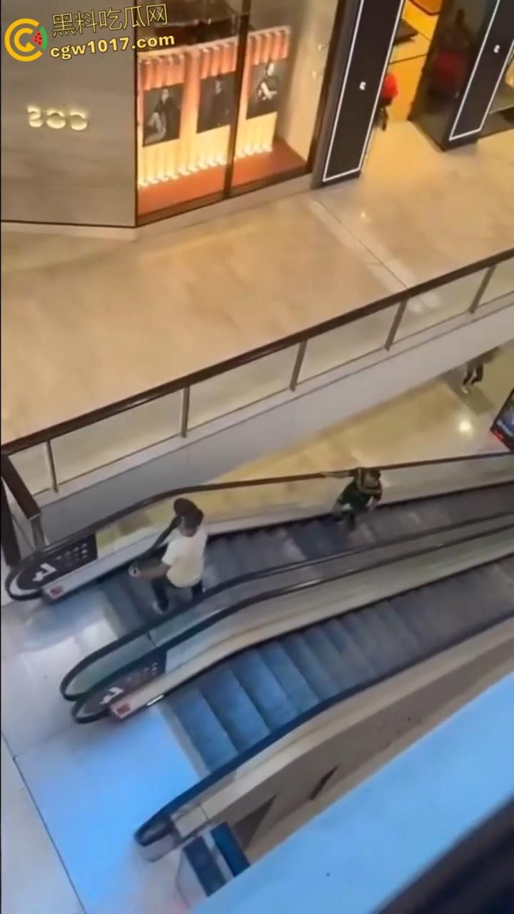 澳大利亚悉尼购物广场，发生无差别持刀砍人事件，网传现场30多人被刺，商场都是尸体多人死亡 ！  第1张