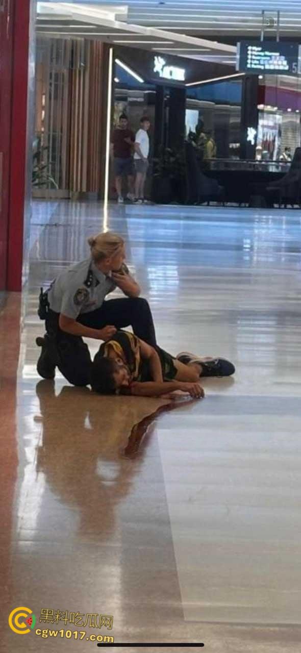澳大利亚悉尼购物广场，发生无差别持刀砍人事件，网传现场30多人被刺，商场都是尸体多人死亡 ！  第3张