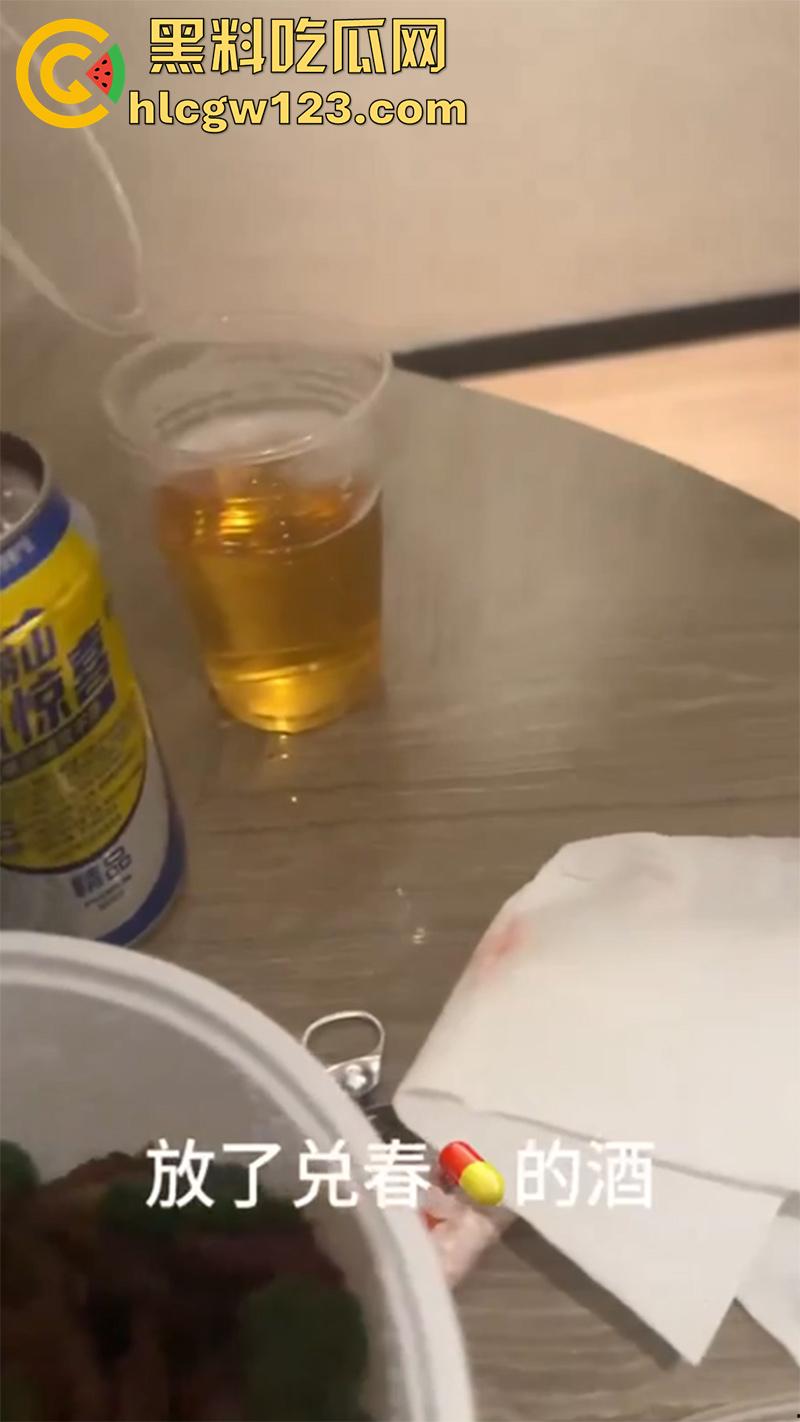 包臀裙长腿黑丝母狗，背着男友酒店约炮，结果被大神下春药，现场发骚激情啪啪，开裆黑丝好诱惑！  第6张