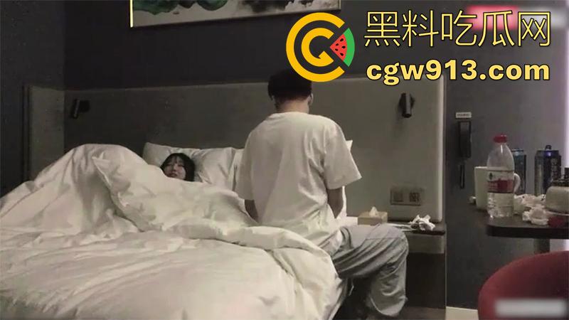 00后美腿翘臀舞蹈生，勾引体育生学长，身材火辣黑丝诱人，各种勾引被小伙硬上爆操，扯烂黑丝不脱内裤直接操！  第4张