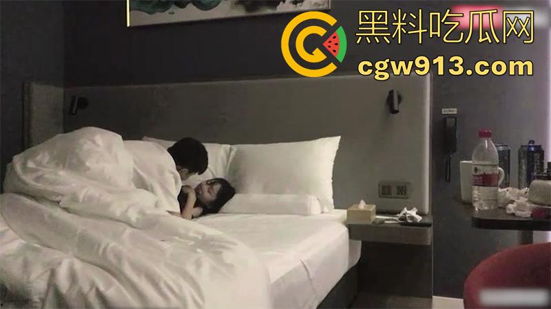 00后美腿翘臀舞蹈生，勾引体育生学长，身材火辣黑丝诱人，各种勾引被小伙硬上爆操，扯烂黑丝不脱内裤直接操！  第5张