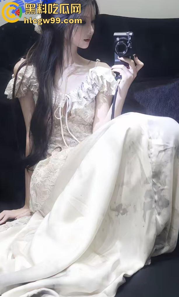 抖音高颜值网红【垚垚垚垚垚】一边直播一边被金主后入爆操，审核是睡着了吗 这都不封号？  第3张