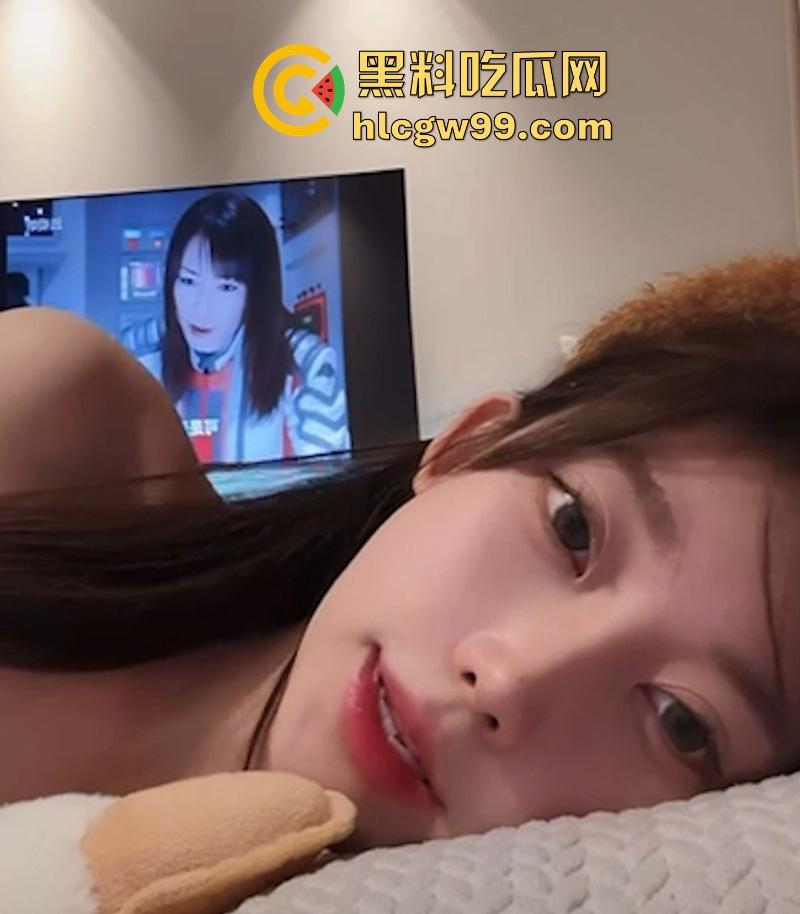 抖音高颜值网红【垚垚垚垚垚】一边直播一边被金主后入爆操，审核是睡着了吗 这都不封号？  第8张