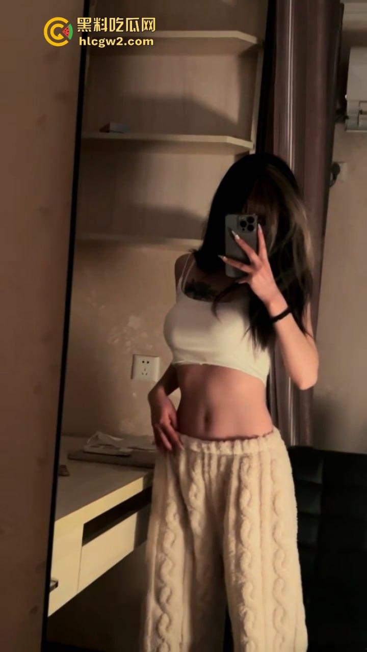 独家曝光！推特大神调教外国语学院极品萝莉一起多人群P 小母狗嘴上说怕被玩死 其实内心爽的一批 全程双洞齐开浪叫连连  第2张