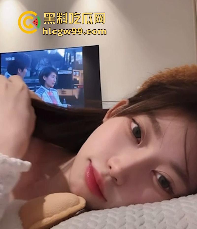 抖音高颜值网红【垚垚垚垚垚】一边直播一边被金主后入爆操，审核是睡着了吗 这都不封号？  第9张