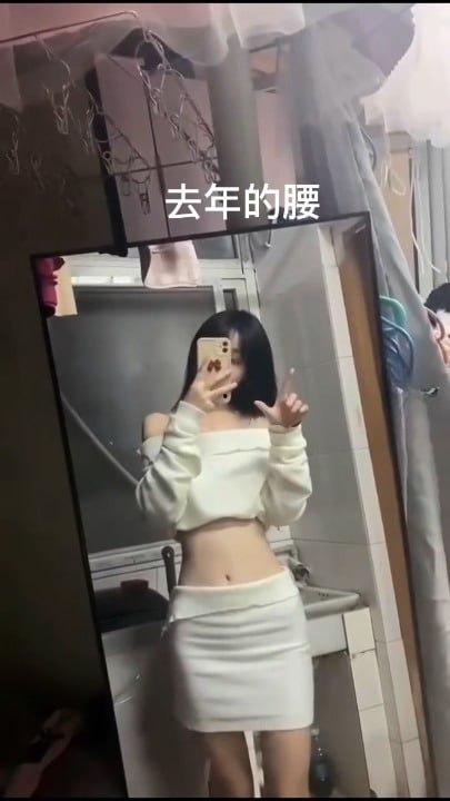 独家曝光！推特大神调教外国语学院极品萝莉一起多人群P 小母狗嘴上说怕被玩死 其实内心爽的一批 全程双洞齐开浪叫连连  第4张