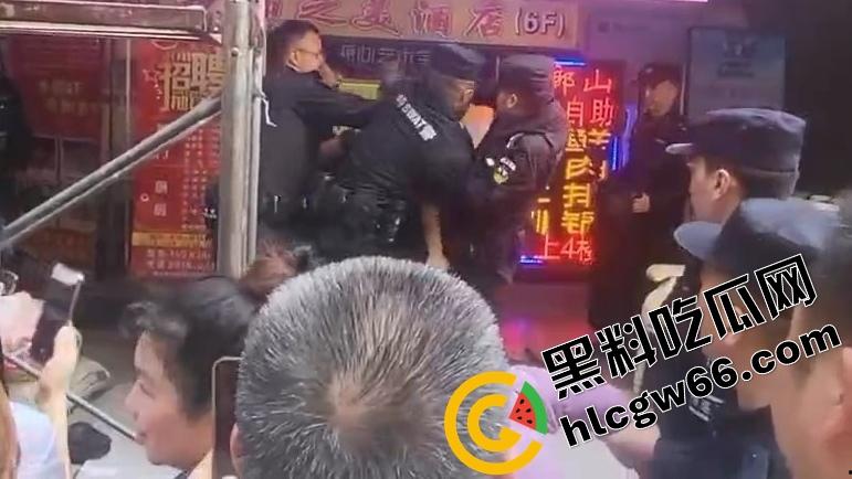 四川绵阳两爷子上头袭警？小事调解变刑事，抓进去才老实，属实是安逸得很！  第2张