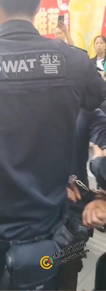 四川绵阳两爷子上头袭警？小事调解变刑事，抓进去才老实，属实是安逸得很！  第6张