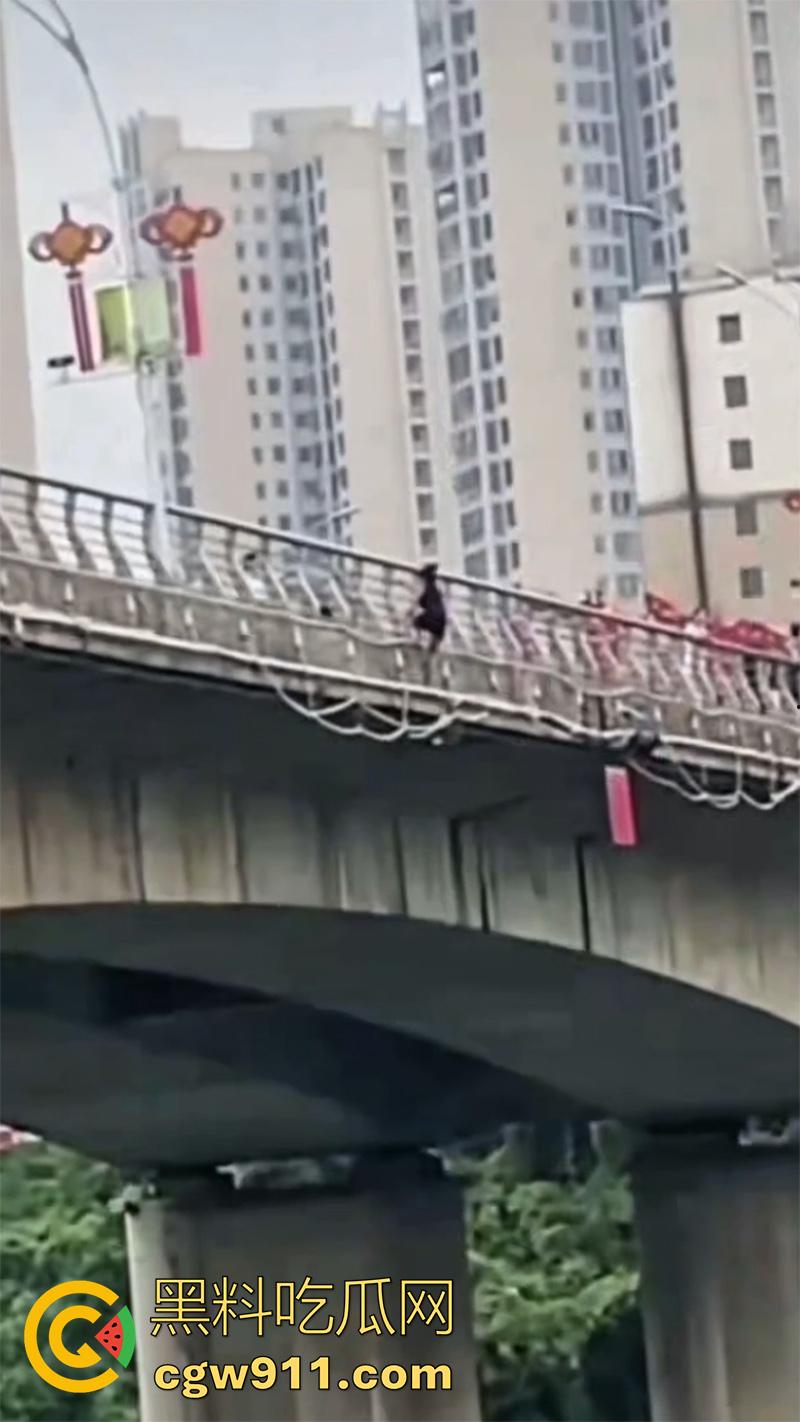 卲阳市新邵县资江二桥，女子被闺蜜出卖，酒后推销给大哥，想不到竟患上艾滋，跳河自杀被垃圾船救起！  第3张