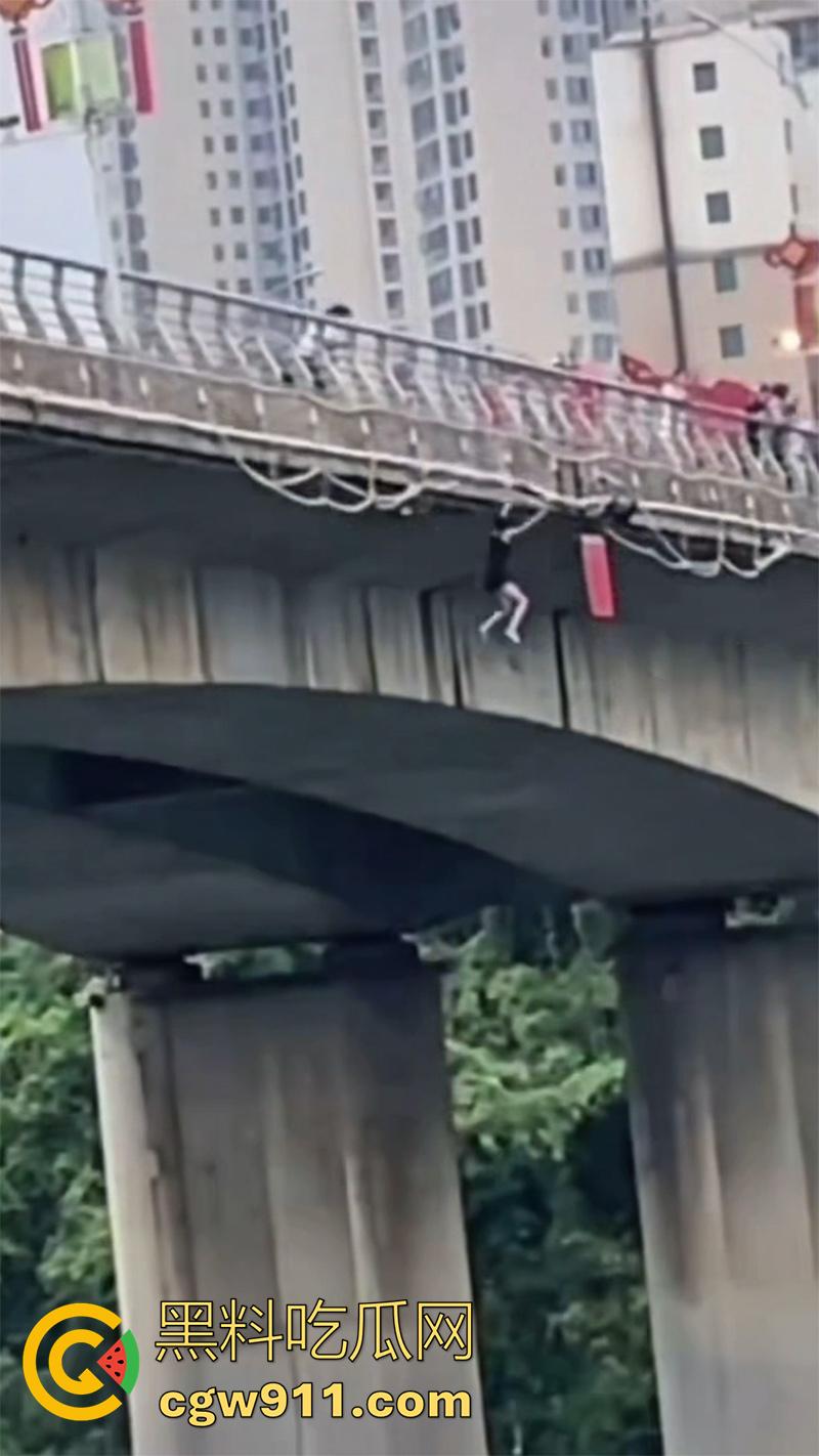 卲阳市新邵县资江二桥，女子被闺蜜出卖，酒后推销给大哥，想不到竟患上艾滋，跳河自杀被垃圾船救起！  第4张