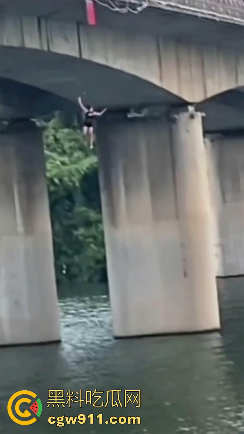 卲阳市新邵县资江二桥，女子被闺蜜出卖，酒后推销给大哥，想不到竟患上艾滋，跳河自杀被垃圾船救起！  第5张