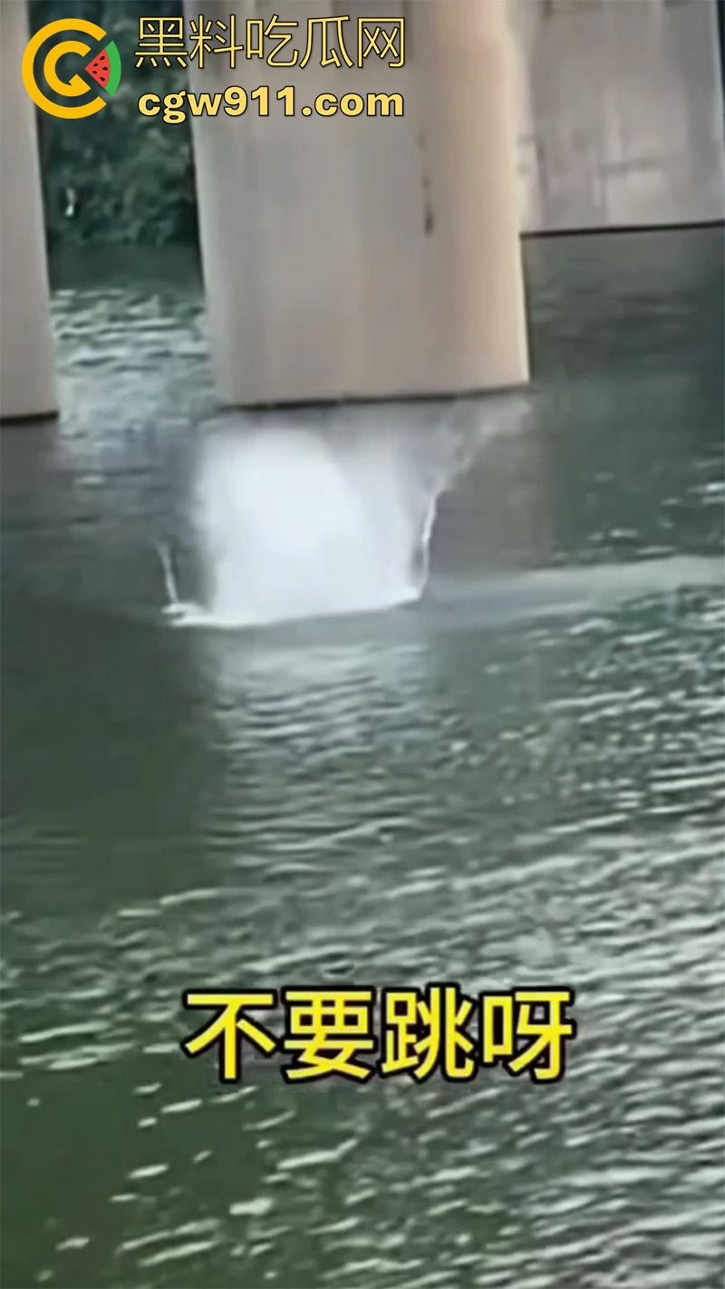 卲阳市新邵县资江二桥，女子被闺蜜出卖，酒后推销给大哥，想不到竟患上艾滋，跳河自杀被垃圾船救起！  第6张